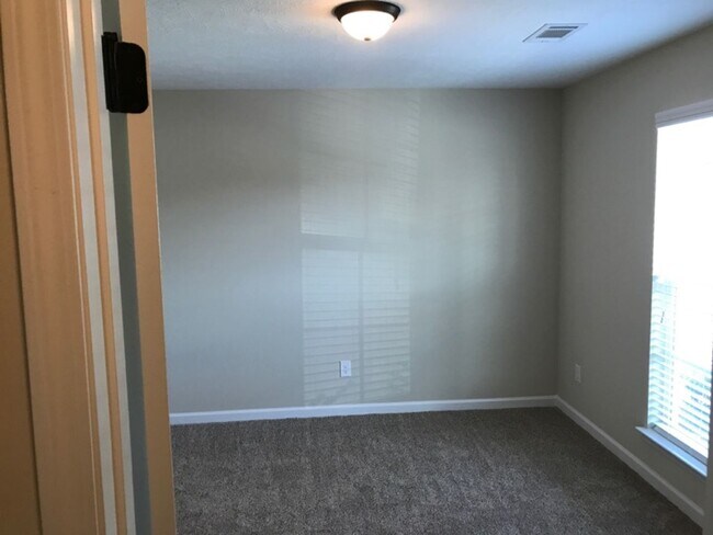 Building Photo - 155 Yucca Ct.