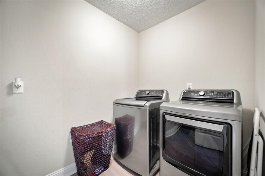 Building Photo - 2941 Oak Stream Dr