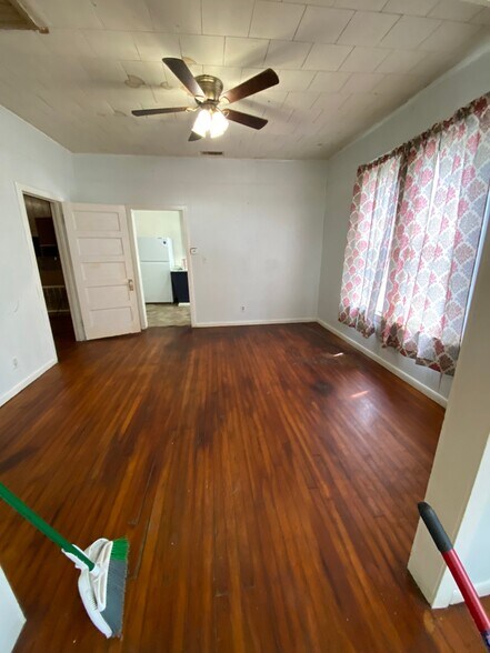 Building Photo - 209 Oak St