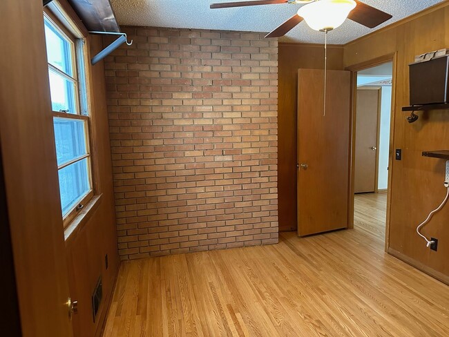 Building Photo - Welcome to this charming 3 bedroom, 3 bathroom home in the desirable Minnetonka. Avail. April 1st...