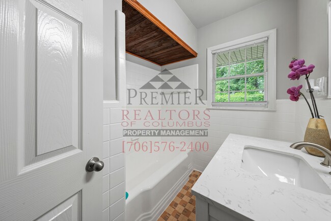 Building Photo - 4115 Lyn Dr