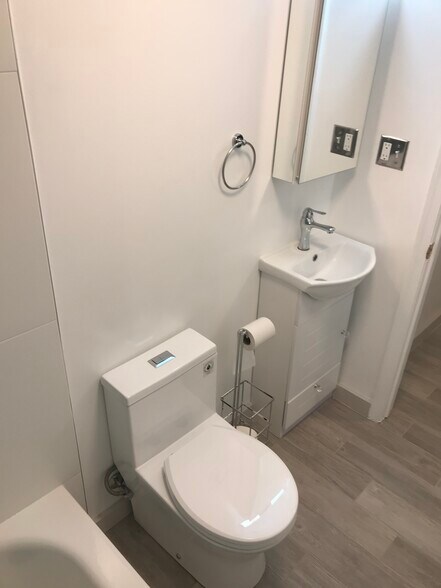 Building Photo - 5815 Rexford Dr