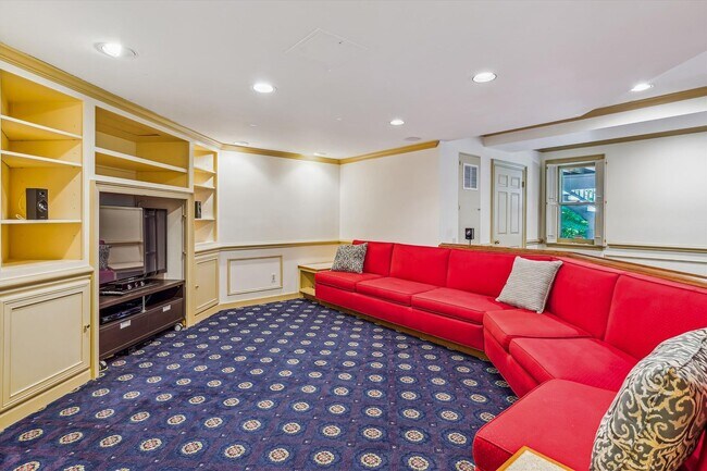 Building Photo - Magnificent 5 Bedroom, 4.5 Bathroom Bethes...