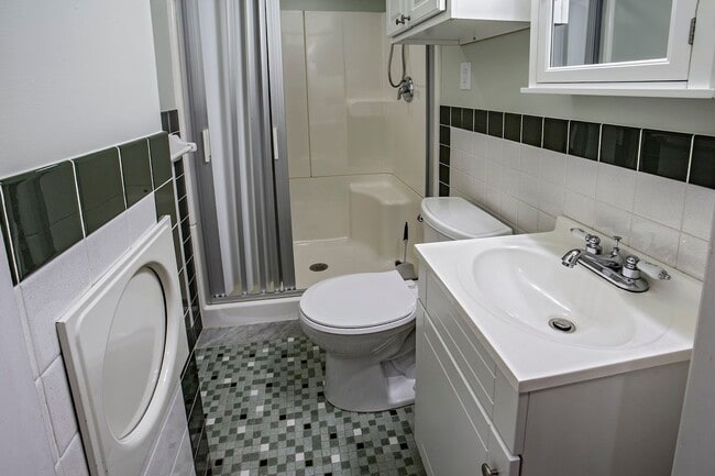 Building Photo - Lovely Colonial Home in Sharpley