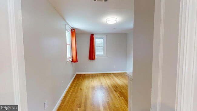 Building Photo - 2116 Linden Ln
