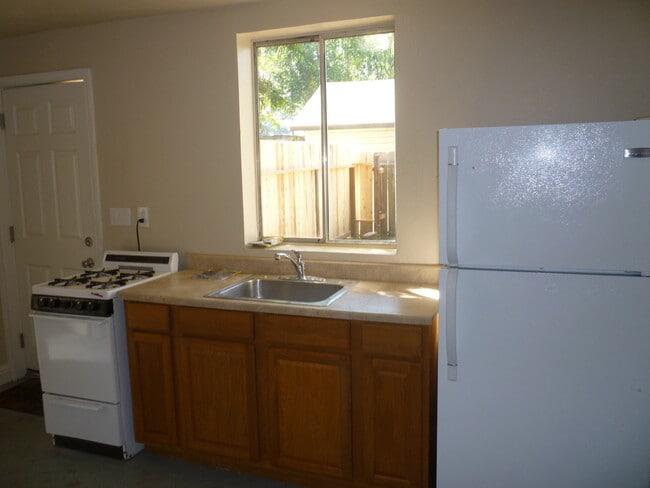 Building Photo - Cute Private Studio!!