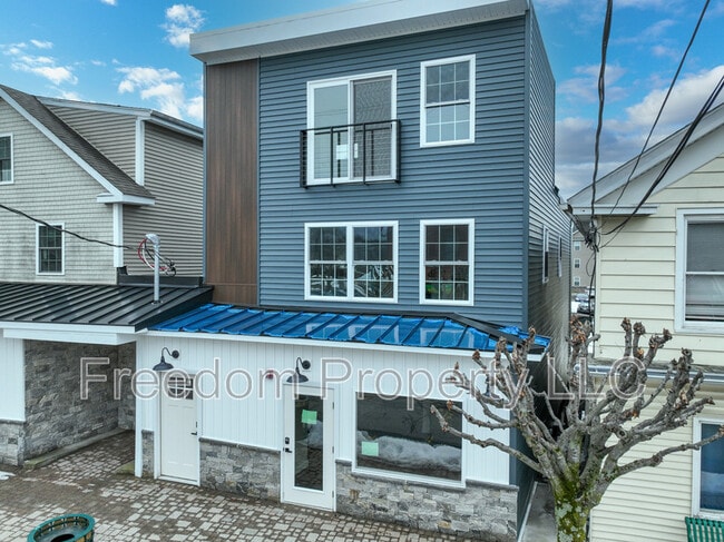 Building Photo - 130 Center St