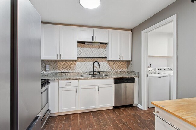 Building Photo - End-Unit 3BR Townhome Courthouse Green Near Fort Eustis