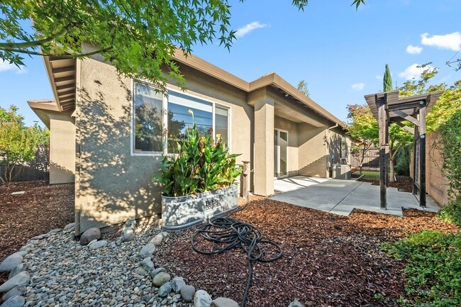 Building Photo - 8099 Traditions Ct