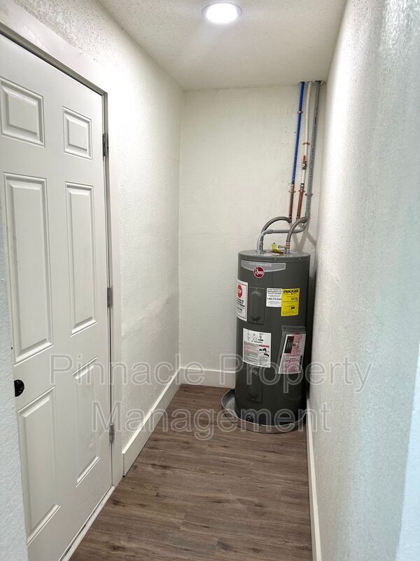 Building Photo - 717 E Harris Ave