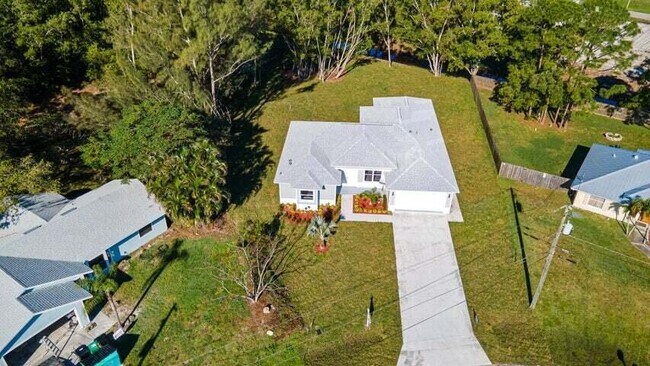 Primary Photo - 419 SW Namoit Pl