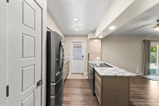 Building Photo - 1135 E Palmcroft Dr