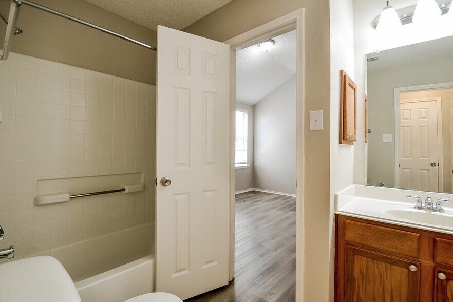 Building Photo - 1620 Logan Dr