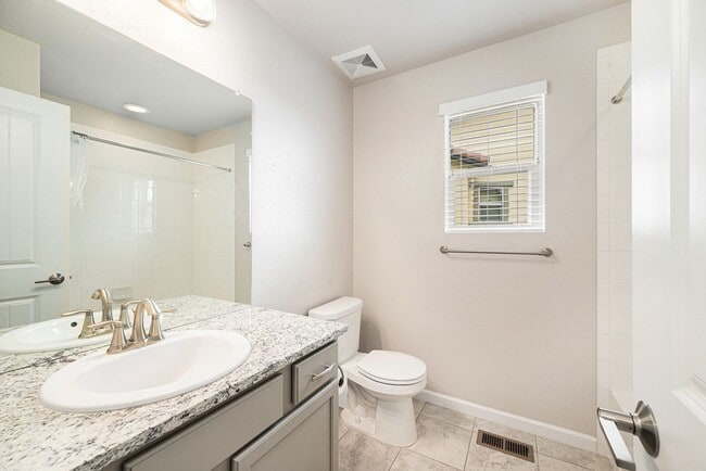 Building Photo - Stunning Solterra Townhome with Spacious B...
