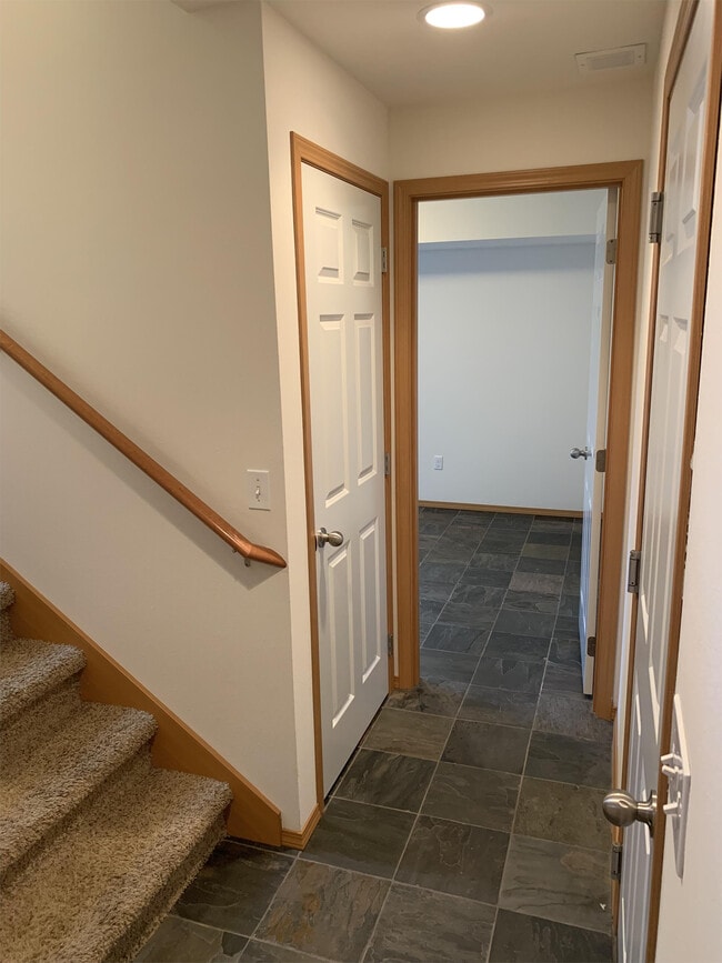 Building Photo - 9515 Holly Dr