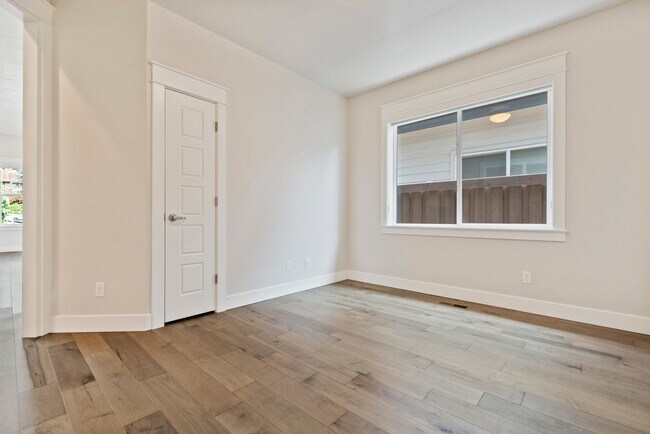 Building Photo - 2 bed 2.5 bath premium upgraded home in 55...