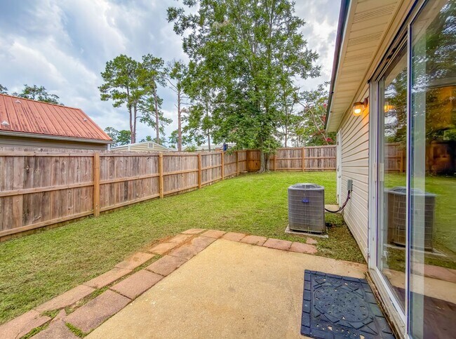 Building Photo - LOVELY SE 3/2 w/ New Paint, Fireplace, Fenced Yard, Vaulted Ceilings, Washer/Dryer, & No Carpet! ...