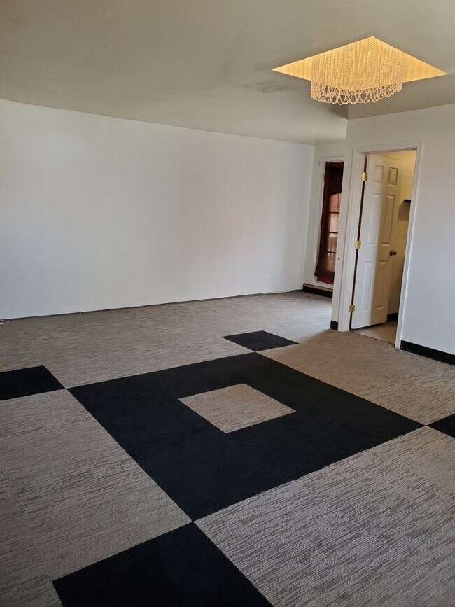 Building Photo - 3 bed/3 bath + LARGE BONUS ROOM and YARD for Assisted Living/Sober Living/Detox/Rehab Facility.