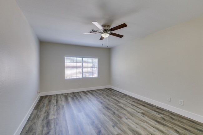 Building Photo - Stylish 2-Bedroom Townhome in Henderson!