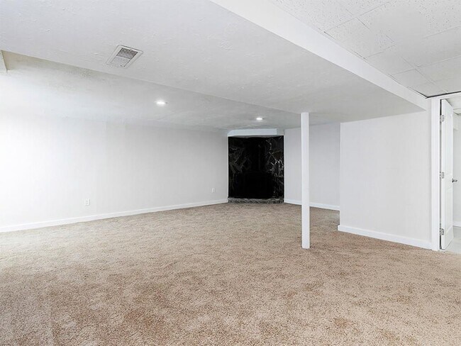 Building Photo - 2506 Kingsley Dr NE