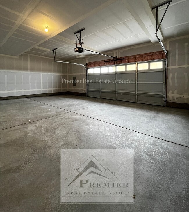 Building Photo - 7873 Sand Lake Heights