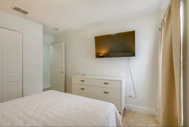 Building Photo - 739 Delancey Dr