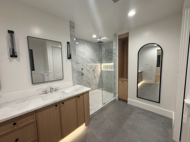 Building Photo - 3312 Kenilworth Dr