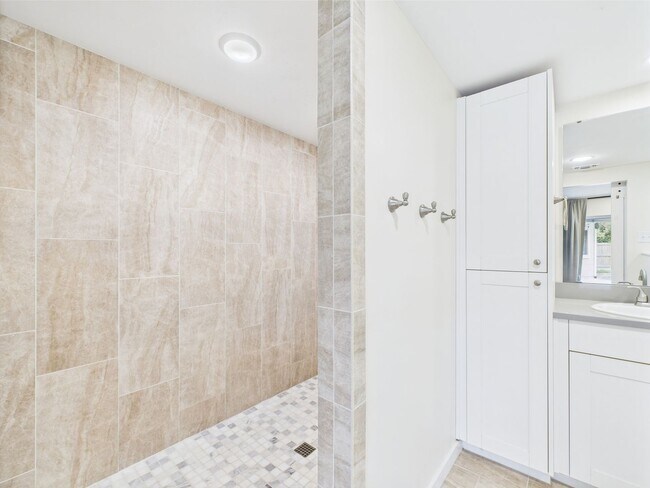 Building Photo - Charming 3-Bedroom Retreat with 2 Full Baths in the Heart of Fredericksburg!