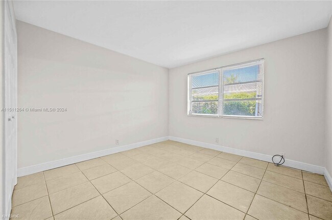 Building Photo - 3 br, 2 bath House - 2175 NE 56th St Apt 110