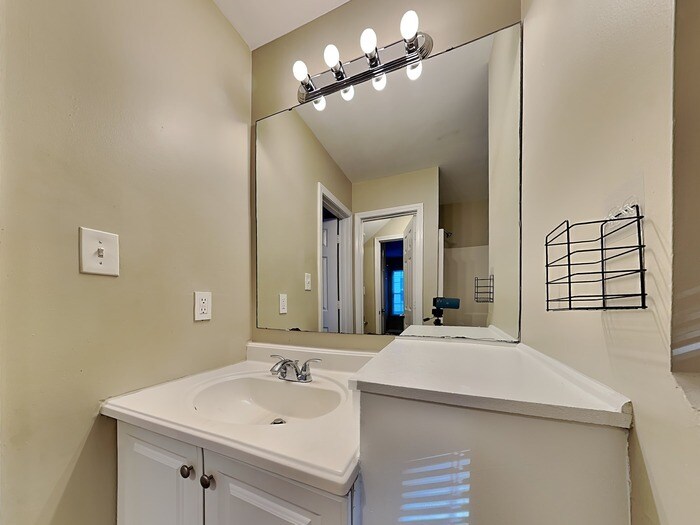 Building Photo - 2312 Juniper Dr