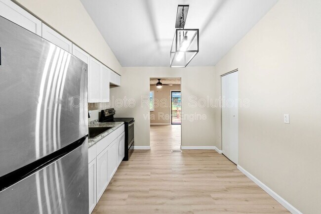 Building Photo - 1139 Lakeview Ave