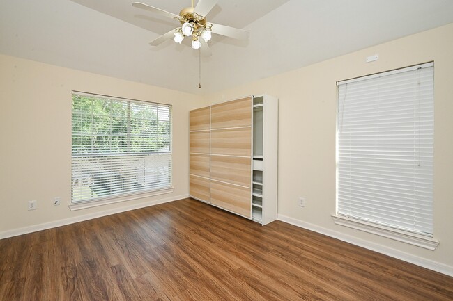 Building Photo - 1547 Lakeside Enclave Dr
