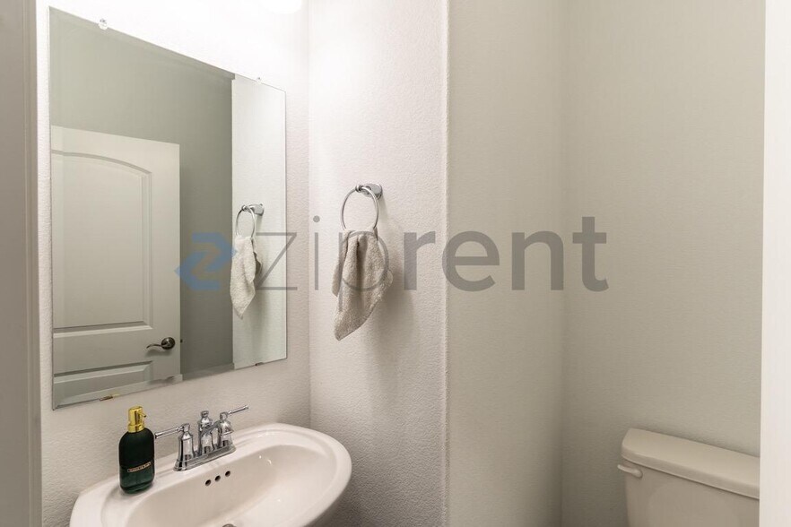 Building Photo - 113 Redonda Dr