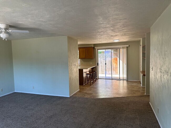 Building Photo - Large 2 bedroom 2 bathroom duplex with garage!  MOVE IN SPECIAL!