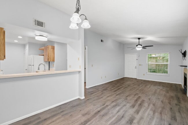 Building Photo - Condo For Rent in North Oaks!