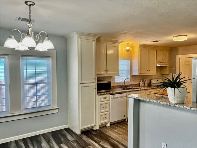 Building Photo - 106 N Eastwood St