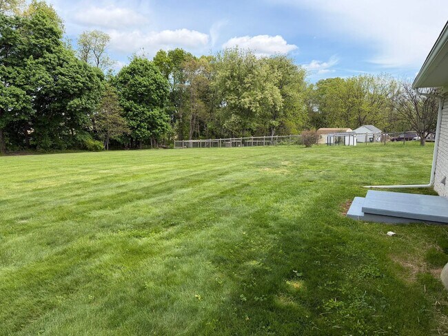 Building Photo - 3 Bedroom Rancher-Country Setting