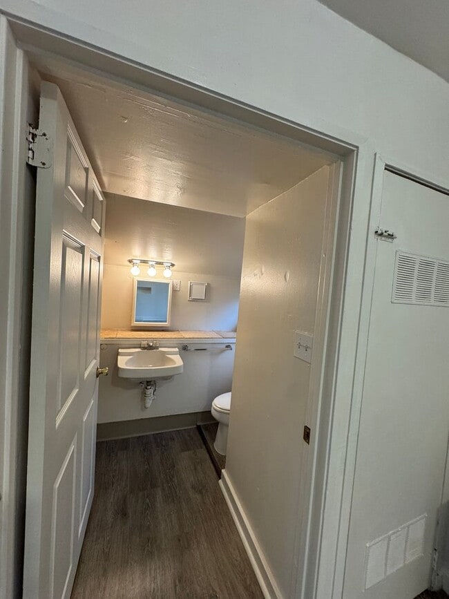 Building Photo - Cozy Cottage