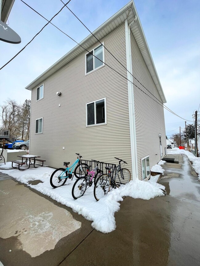 Building Photo - BACK-TO-SCHOOL SPECIAL!  Move in with just a $500 Security Deposit! Private Furnished Bedroom Acr...