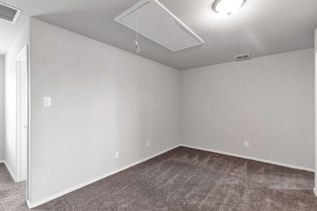 Building Photo - 610 Pleasanton Way