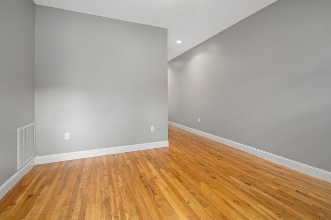 Building Photo - Beautiful & Modern 3-Bedroom Townhome near...