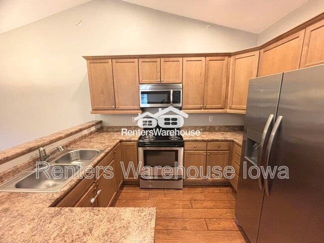 Building Photo - 2000 Meadow Ct