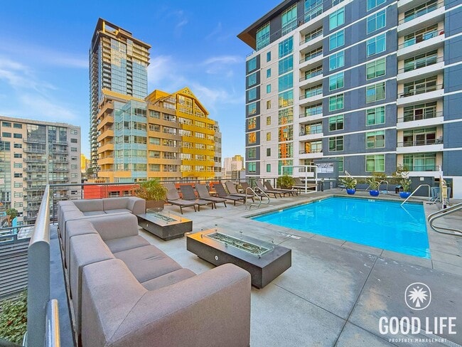 Building Photo - Charming 2BD/1BA Condo in Downtown W/ A/C, W/D, Community Pool, Spa, & Gym!