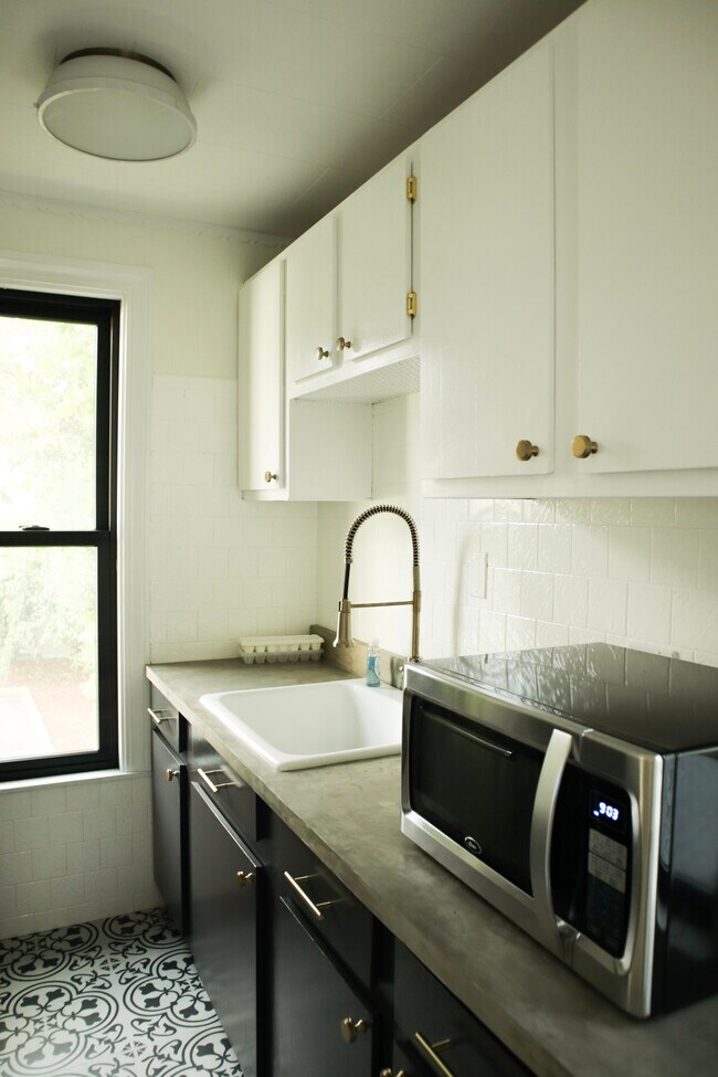 Kitchen - IMG 7 - 8 Richdale Ave