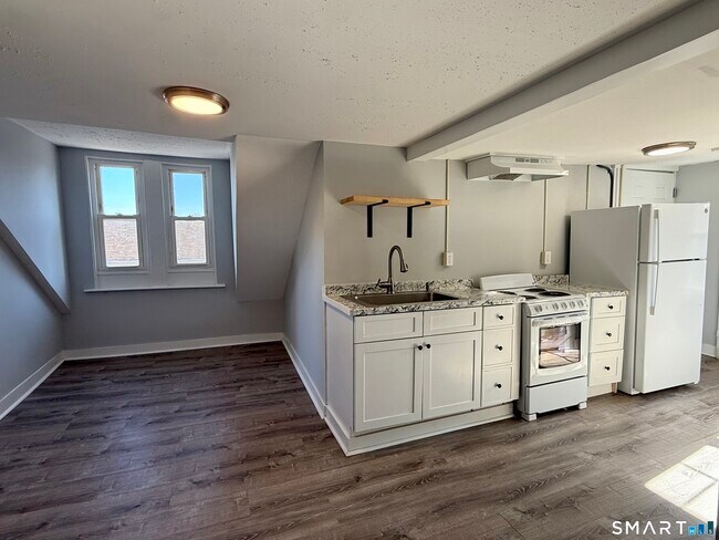 Building Photo - 205 Shaw St