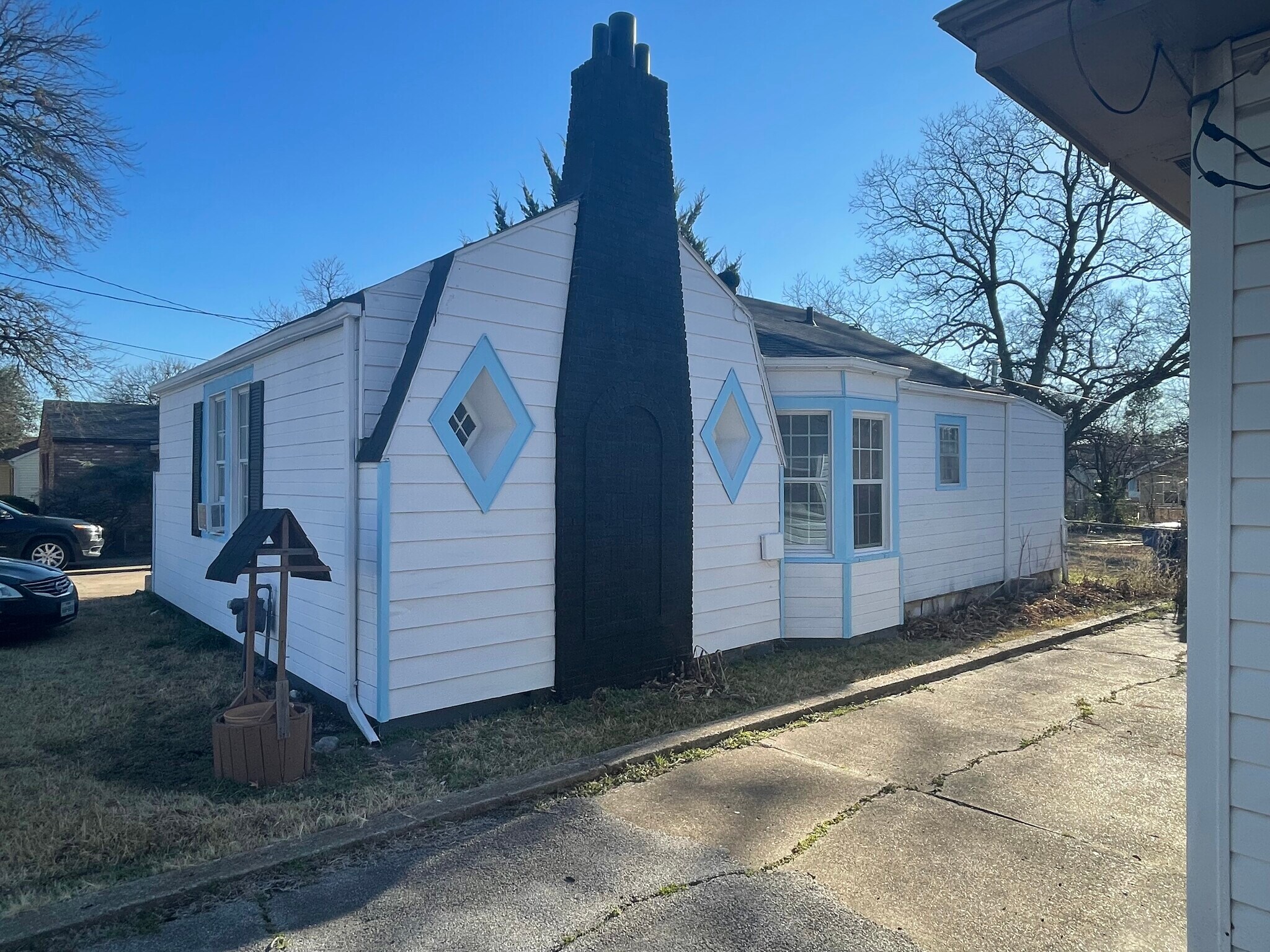 Right Side - 212 N McKown Ave