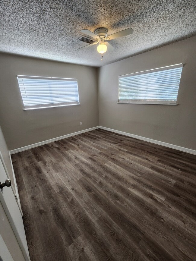 Building Photo - 2 bed 1 bath home, 1 car garage