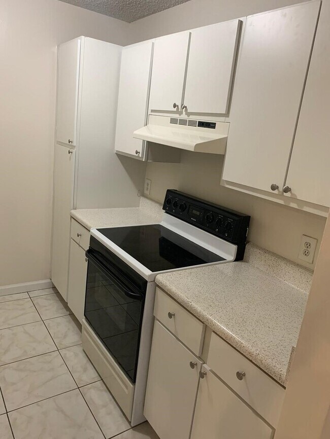 Building Photo - 4561-21 2bed/1 bath