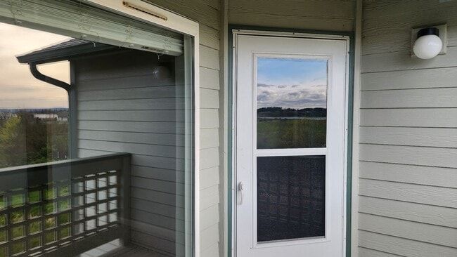 Building Photo - Lovely Oak Harbor Living and Pet Friendly!!