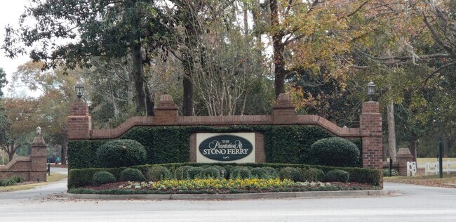 Building Photo - Beautiful Town-home in much sought after S...